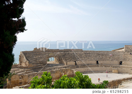 TARRAGONA, SPAIN - AUG 28th, 2017: a panoramic view of the ancient roman amphitheater next to the Mediterranean sea 65298255