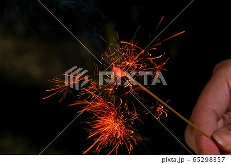 美しく散る関西の国産の線香花火の写真素材
