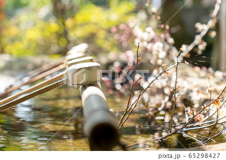 神社　手水舎　柄杓　玉ボケ 65298427