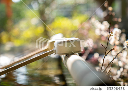 神社　手水舎　柄杓　玉ボケ 65298428