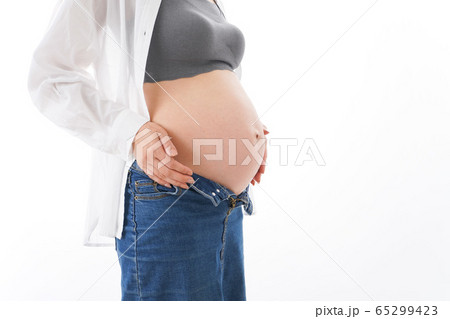 笑顔の若い妊婦 笑顔の若い妊婦 65299423
