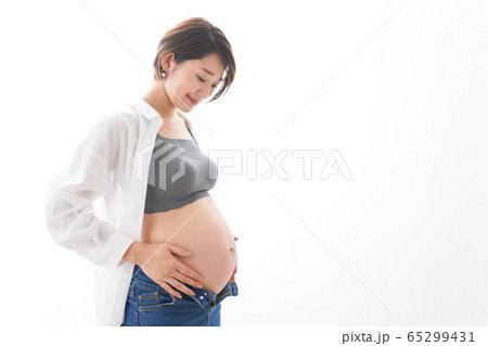 笑顔の若い妊婦 65299431