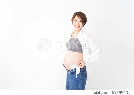 笑顔の若い妊婦 笑顔の若い妊婦 65299439
