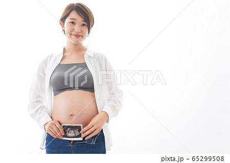 エコー画像を持つ若い妊婦 エコー画像を持つ若い妊婦 65299508