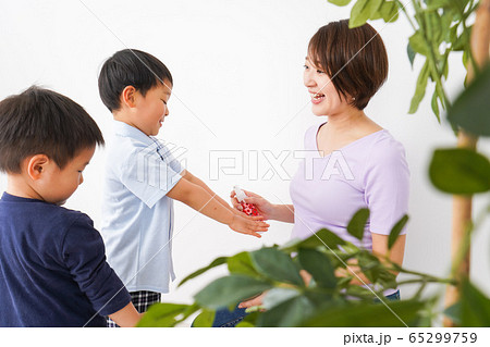除菌スプレーを子どもにかけるお母さん 除菌スプレーを子どもにかけるお母さん 65299759