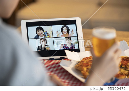 オンライン飲み会　イメージ 65300472