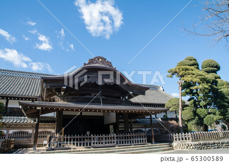青空の下大きな瓦屋根の神社　川越の街並み 65300589
