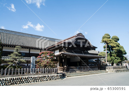 青空の下大きな瓦屋根の神社　川越の街並み 65300591