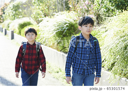 小学生 登校 下校 小学生 登校 下校 65301574
