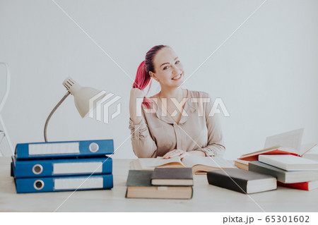 woman with pink hair works in the Office business training woman with pink hair works in the Office business training 65301602