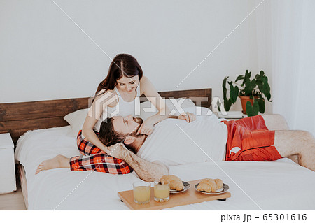 the wife brought her husband the morning breakfast in bed the wife brought her husband the morning breakfast in bed 65301616