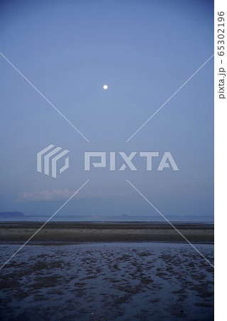 月と砂浜と水平線 65302196