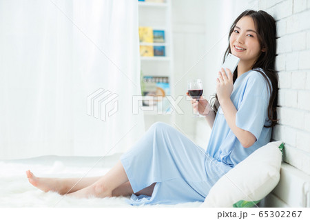 女性 リビング スマホ 赤ワイン 女性 リビング スマホ 赤ワイン 65302267