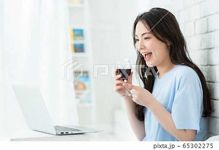 女性 パソコン オンライン飲み会 女性 パソコン オンライン飲み会 65302275