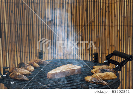 grilled tuna steak with baked potatoes 65302841