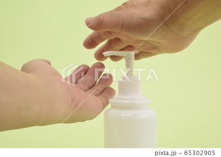 除菌ジェルで手を洗う 65302905