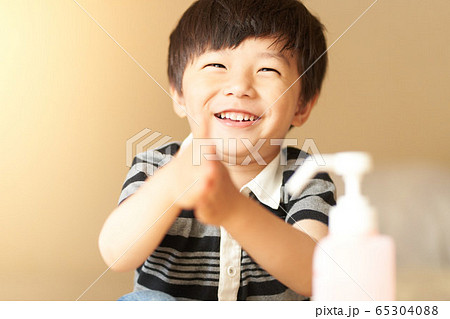 手を消毒する男の子 手を消毒する男の子 65304088
