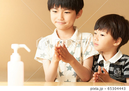 手を消毒する男の子 65304443