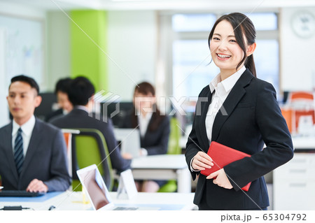 オフィスに立つ女性 65304792