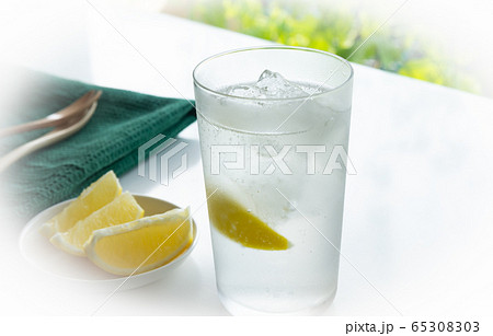 レモンサワー　チューハイ　お酒　レモン 65308303