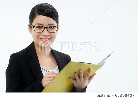 ボールペンとクリップボードをもって説明をする眼鏡をかけた黒いジャケットの笑顔の女性 06 ボールペンとクリップボードをもって説明をする眼鏡をかけた黒いジャケットの笑顔の女性 06 65308407