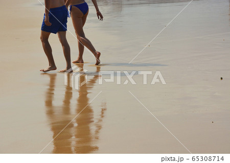 A Young Couple Walking at the Beach in Sydney, Australia 65308714