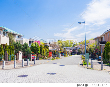 無電柱化された住宅街 無電柱化された住宅街 65310487