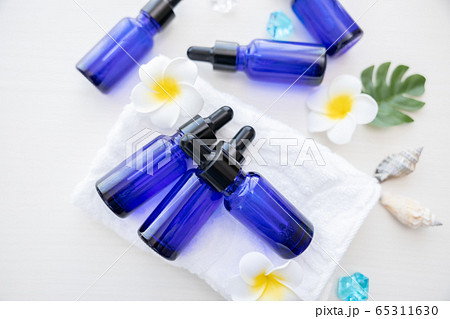 アロマオイルの瓶とプルメリアの花 アロマオイルの瓶とプルメリアの花 65311630