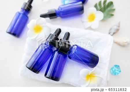 アロマオイルの瓶とプルメリアの花 アロマオイルの瓶とプルメリアの花 65311632