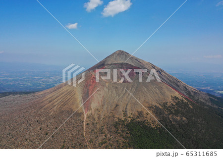 霧島山の高千穂峰と御鉢の空撮 霧島山の高千穂峰と御鉢の空撮 65311685