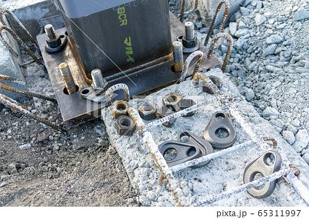 鉄骨柱建方状況　柱脚　ベースプレート 65311997