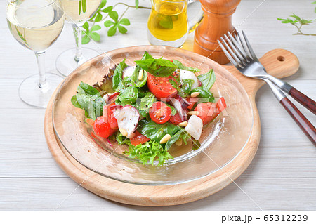 バジル(ハーブ)とトマト、タコとホタテのサラダ・カルパッチョ。イタリアン、シーフードサラダ。 バジル(ハーブ)とトマト、タコとホタテのサラダ・カルパッチョ。イタリアン、シーフードサラダ。 65312239