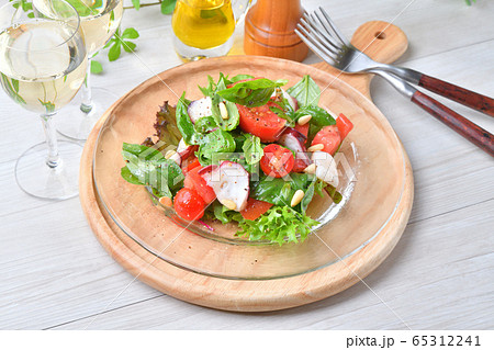 バジル ハーブ とトマト タコとホタテのサラダ カルパッチョ イタリアン シーフードサラダ の写真素材