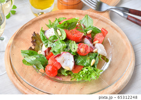 バジル（ハーブ）とトマト、タコとホタテのサラダ・カルパッチョ。イタリアン、シーフードサラダ。 65312248