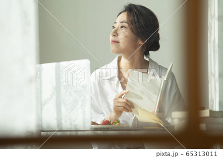 女性 女 女の子 65313011