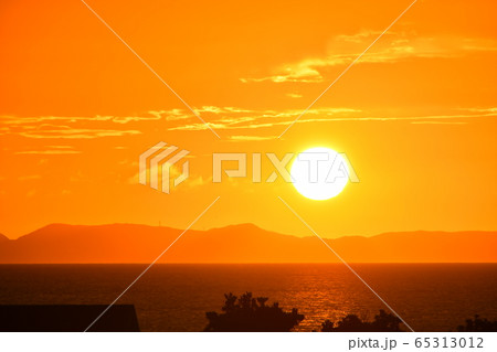 沖縄の海に沈む夕日 オレンジ色のサンセット 沖縄の海に沈む夕日 オレンジ色のサンセット 65313012