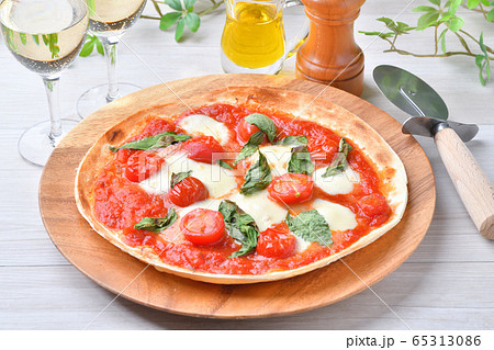 ピザ(ピッツァ)マルゲリータ、トマトソースとモッツアレラチーズ、バジル(ハーブ)のシンプルなピザ。 ピザ(ピッツァ)マルゲリータ、トマトソースとモッツアレラチーズ、バジル(ハーブ)のシンプルなピザ。 65313086