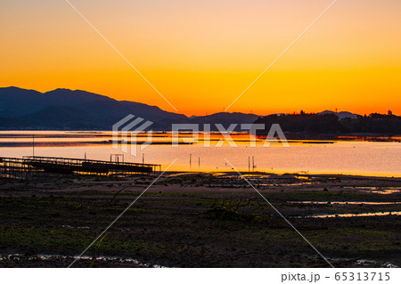 朝焼けの瀬戸内 65313715