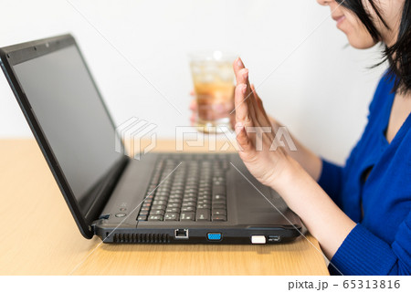 自宅でオンライン飲み会 自宅でオンライン飲み会 65313816