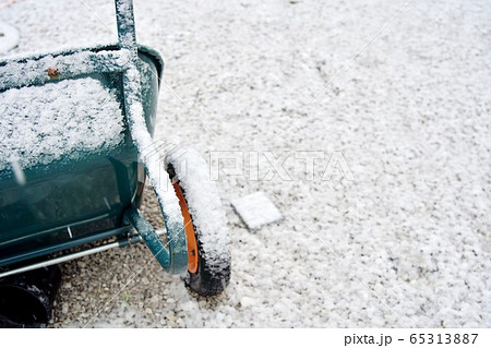 積雪 砂利と手押し車 積雪 砂利と手押し車 65313887