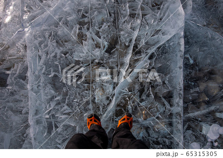 湖面のひび割れ 65315305