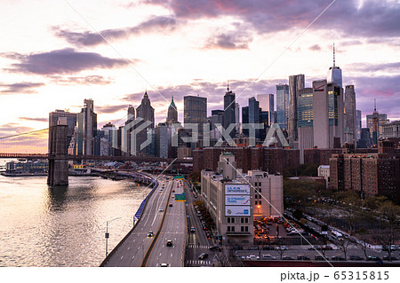 《ニューヨーク》マンハッタンの摩天楼とブルックリンブリッジの夕暮れ 65315815