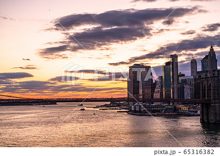 《ニューヨーク》マンハッタンの摩天楼とブルックリンブリッジの夕暮れ 65316382