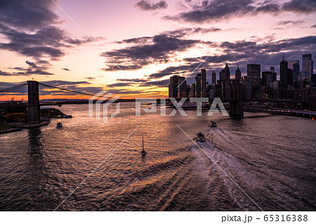 《ニューヨーク》マンハッタンの摩天楼とブルックリンブリッジの夕暮れ 《ニューヨーク》マンハッタンの摩天楼とブルックリンブリッジの夕暮れ 65316388
