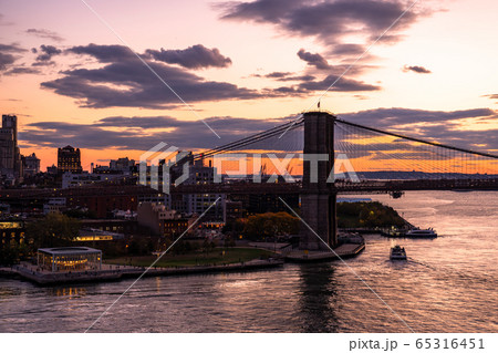 《ニューヨーク》ブルックリンブリッジの夕景 65316451
