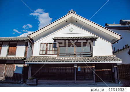 長野県　東御市　海野宿の町並み　まるやの白壁三角屋根 65316524