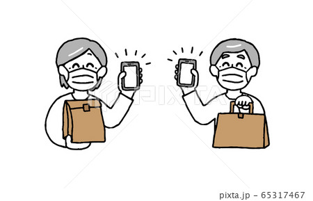 スマートフォンと紙袋を手にするマスク着用シニア男性女性（シンプル） 65317467