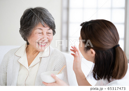 介護　シニア　女性 65317473