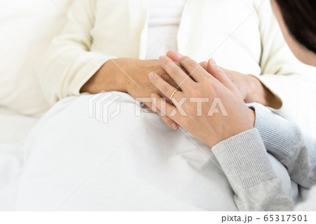 看護　在宅　シニア　ミドル　女性 65317501