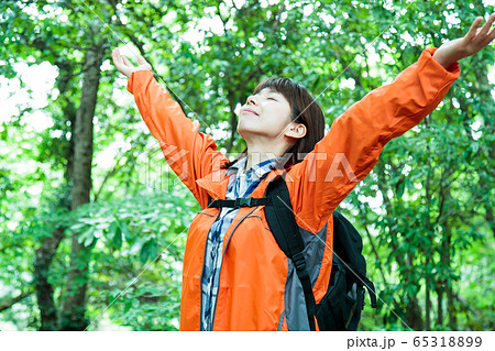 登山　女性　山ガール　トレッキング　山登り　アウトドア　ハイキング 65318899